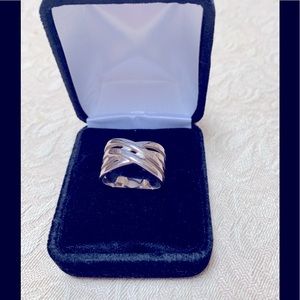 Women’s chunky silver tone ring
